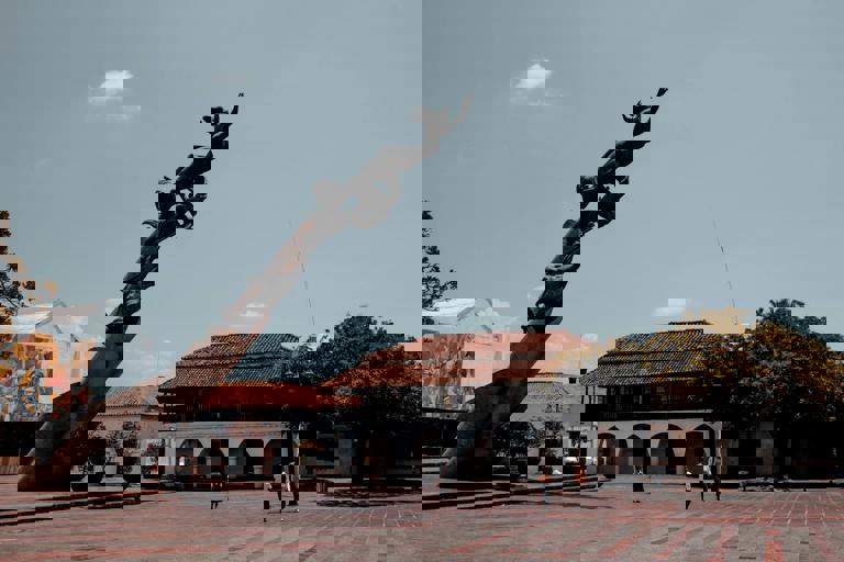 Mystery Sculpture Appears Overnight in Public Square, Puzzling Residents